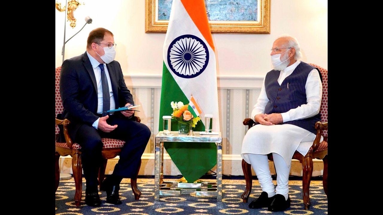 In the first leg of his US visit, Prime Minister Narendra Modi , on Thursday met leading US CEOs in Washington. Pic/PTI